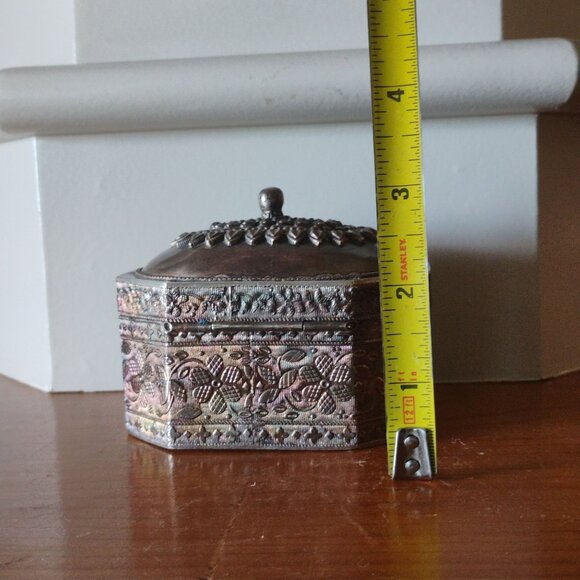 Vtg Tibetan Mughal Indian Silver Metal Repousse Octagon Shaped Spice Jewelry Box - Picture 7 of 12